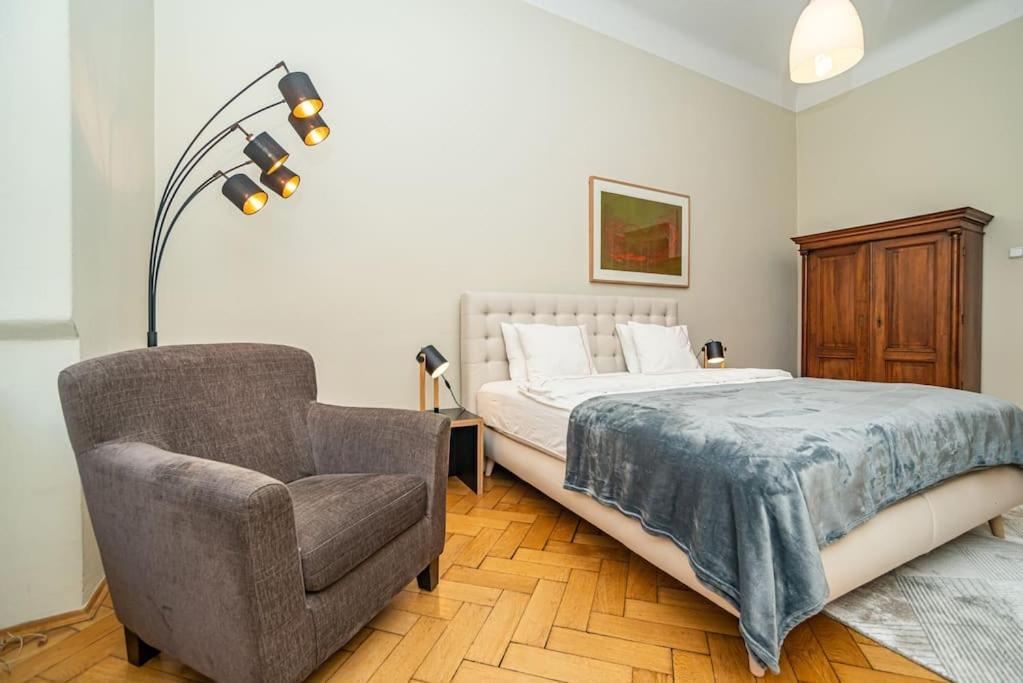 Large And Modern Apartment In The Heart Of 프라하 외부 사진