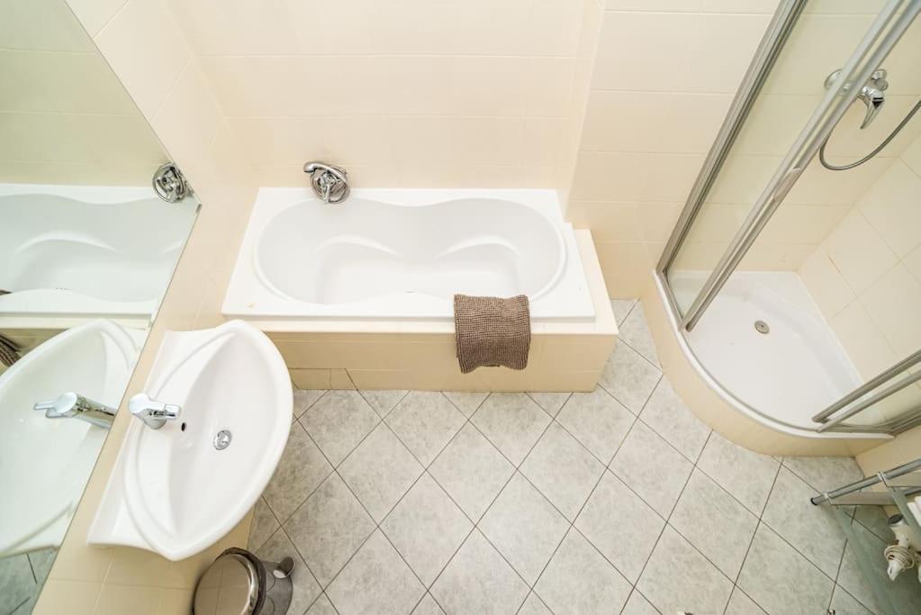 Large And Modern Apartment In The Heart Of 프라하 외부 사진